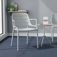 Silla apilable para exterior en polipropileno Helda con reposabrazos