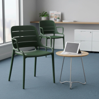 Silla apilable para exterior en polipropileno Helda con reposabrazos
