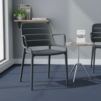Silla apilable para exterior en polipropileno Helda con reposabrazos