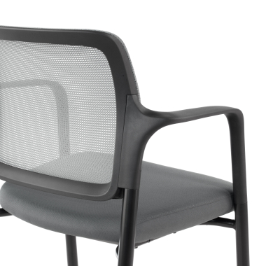 silla de visita gris con brazos malla brazos fijos 5