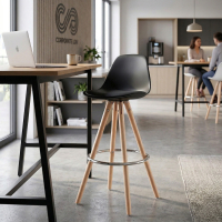 Taburete alto Norway con patas de madera, diseño escandinavo