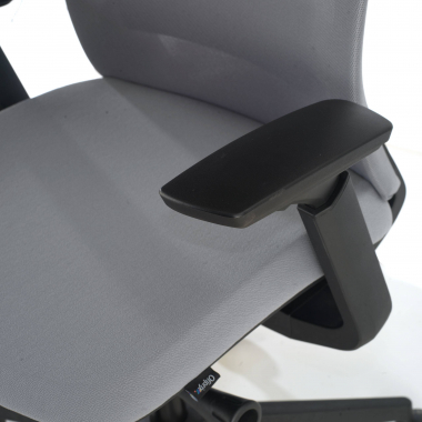 silla ergonomica gris estructura negra tela brazos regulables 3d 6