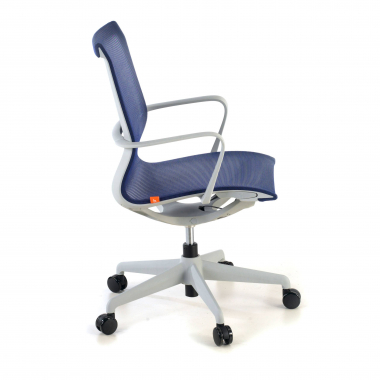 silla oficina de diseno blanco azul estructura negra malla brazos fijos 7