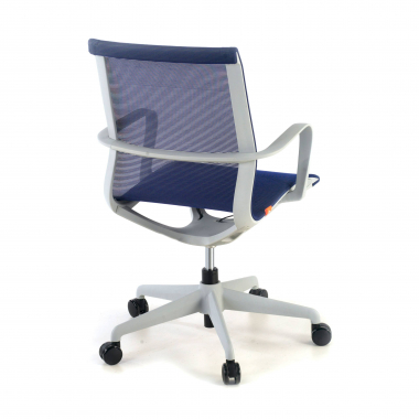 silla oficina de diseno blanco azul estructura negra malla brazos fijos 8