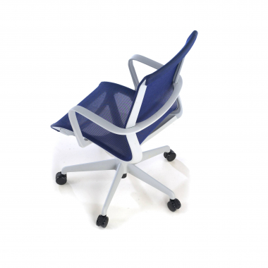 silla oficina de diseno blanco azul estructura negra malla brazos fijos 6