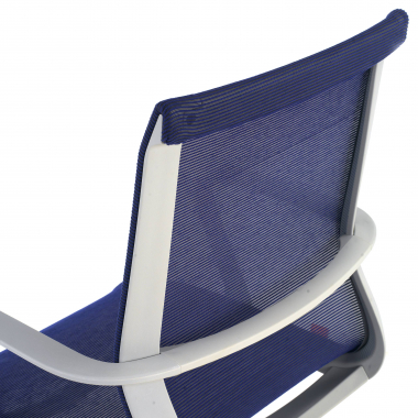 silla oficina de diseno blanco azul estructura negra malla brazos fijos 5