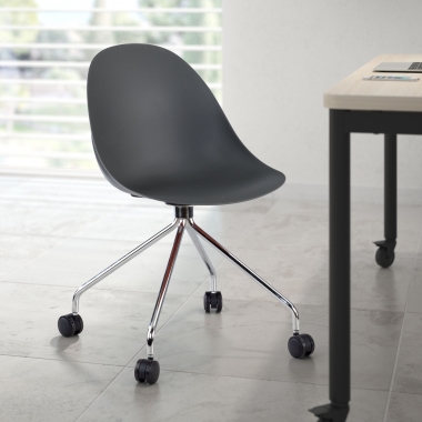 silla de reuniones gris con ruedas plastico sin brazos 2