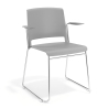 Silla Confidente con brazos Hest, apilable, estructura patin