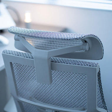silla ergonomica gris estructura blanca malla brazos regulables 5d soporte lumbar reposacabezas 15